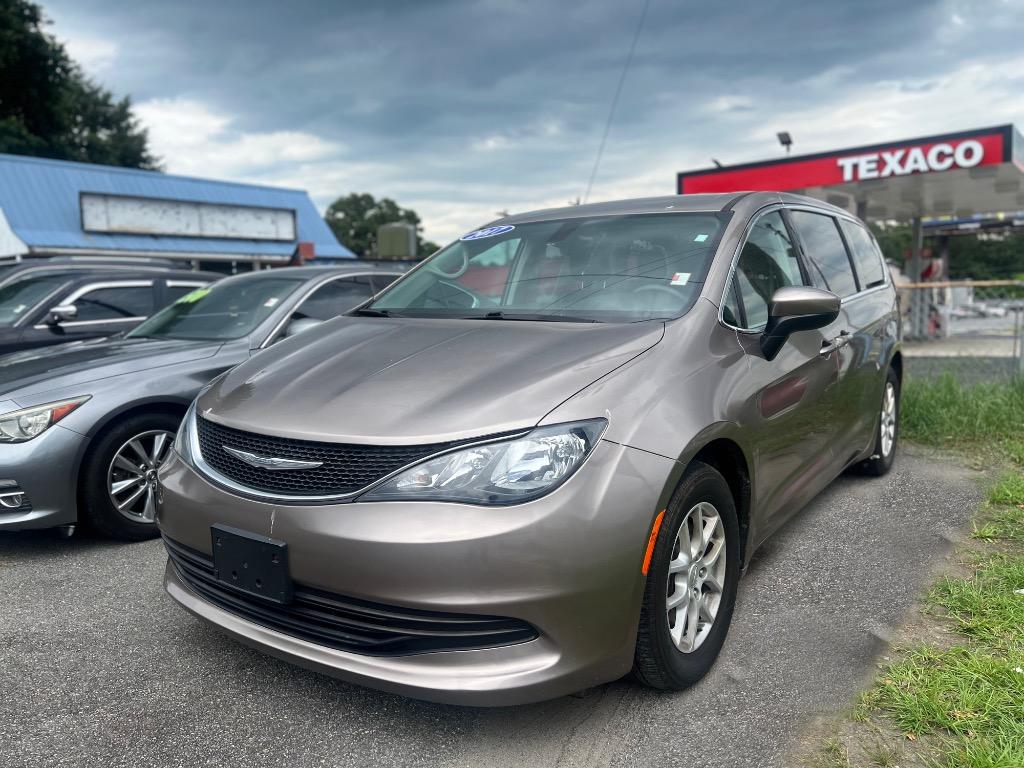 2017 Chrysler Pacifica Touring's photo